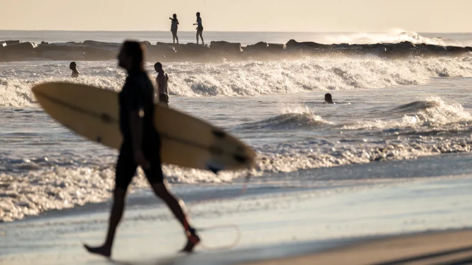 Surfe brasileiro pensa em torneio em piscina com 'você decide' da torcida