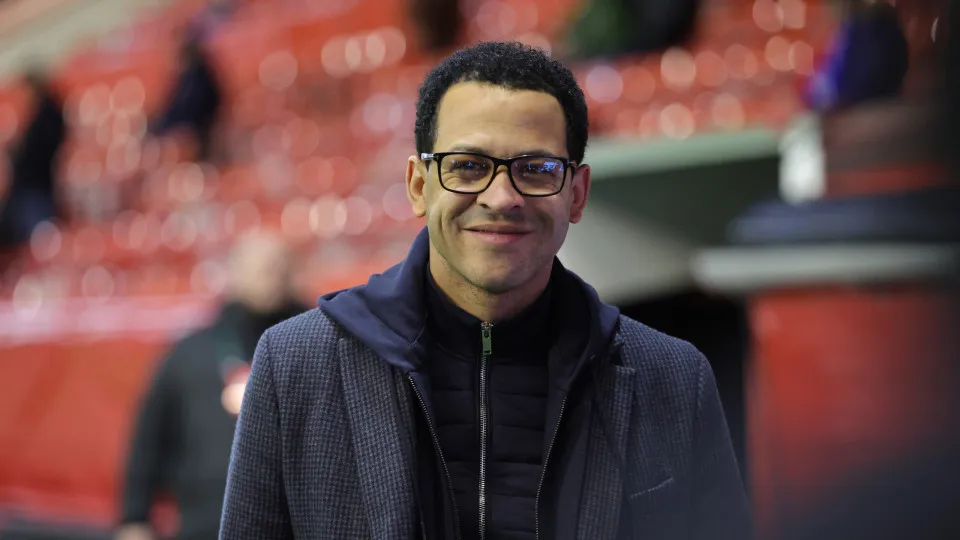 Chelsea anuncia Liam Rosenior como novo técnico após saída de Maresca