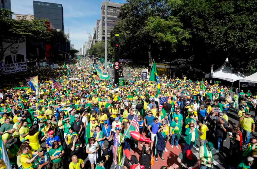 Atos contra Lula e STF reúnem milhares em ao menos 20 cidades, e marcam estreia de Flávio Bolsonaro como pré-candidato ao Planalto